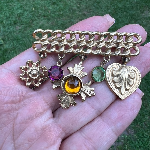 Vintage Gold-tone Costume Dangle Charm Chain Bar Brooch - Picture 10 of 17